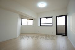 大きな掃き出し窓のあるリビングは、陽光あふれる明るい空間です。ゆったりと寛げる憩いの場となりそうです。