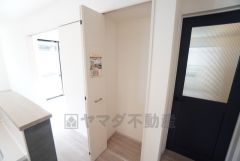 キッチン横にはパントリーが設けられています＾＾長期保存ができるもの、調理器具、防災グッズを入れておくのもいいですね。 