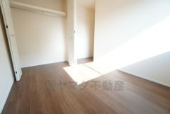 5.7帖の洋室。こちらのお部屋は家具を選ばないナチュラルなフローリングとシンプルなクロスです＾＾クローゼット付きで収納も便利です＾＾