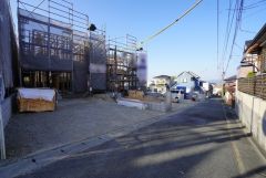 前面道路は南東側約4ｍの公道に面しています。