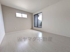 7.8帖。主寝室としてお使いいただけそうなこちらのお部屋は、日当たりが良く、爽やかな風を感じて起きる朝は、快適生活の始まりに。アクセントクロスでこだわりの空間＾＾