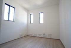 2面採光を確保した明るい室内は、風通しも良く、大変居心地の良い空間となっております。日当たりがよく、子供部屋としての利用もおすすめ。