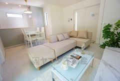 大きな掃き出し窓のあるリビングは、陽光あふれる明るい空間です。ゆったりと寛げる憩いの場となりそうです。