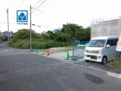 車通りも少なく安心です＾＾ スーパーやコンビニなども近く周辺環境充実。快適でゆとりのある生活空間で新生活を始めましょう^^