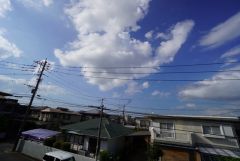 目の前に日差しを遮る建物がないので、日当たり＆風通し良好です＾＾心地よい自然の光や風を感じることができ、ほどよく開放感のある空間がつくれます。