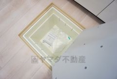 キッチンに床下収納があります。長期保存ができるもの、調理器具、防災グッズを入れておくのもいいですね。