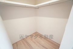 洋室にはハンガーパイプ付きのウォークインクローゼットが設けられています。たっぷり収納できるので衣替えの心配もいりませんね＾＾