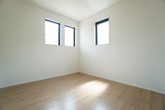 2面採光を確保した明るい室内は、風通しも良く、大変居心地の良い空間となっております。日当たりがよく、子供部屋としての利用もおすすめ。