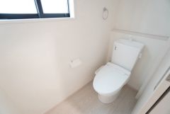 1階2階の2ヶ所にトイレがありますので、忙しい朝にも家族に気を使わず、ゆとりが生まれますね＾＾ 小窓付きで換気する時に便利です＾＾
