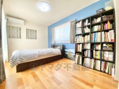 6.75帖。主寝室としてお使いいただけそうなこちらのお部屋は、日当たりが良く、爽やかな風を感じて起きる朝は、快適生活の始まりに。