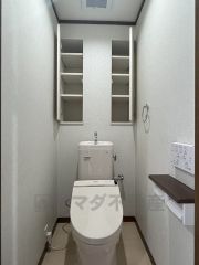 トイレには扉付きの棚が設けられています＾＾