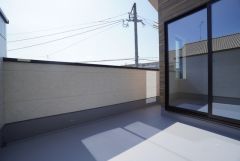 広々とした日当たりの良いバルコニーです。お洗濯やお布団干しはもちろん、日光浴スペースにも＾＾