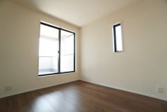 2面採光を確保した明るい室内は、風通しも良く、大変居心地の良い空間となっております。日当たりがよく、子供部屋としての利用もおすすめ。