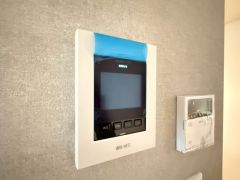 防犯はもちろん、セールスマン対策にもなるモニター付きインターホンです。お子さん1人での留守番時にも活躍しそうです。