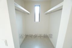 洋室にはハンガーパイプ付きのウォークインクローゼットが設けられています。たっぷり収納できるので衣替えの心配もいりませんね＾＾