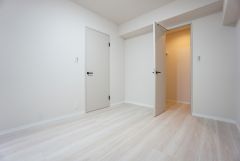 ご夫婦お二人のプライベートシーンを演出する寝室は、大容量のウォークインクローゼット付きなので収納もラクラクです。