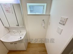 ランドリースペース上部には窓も付いており換気に便利です＾＾