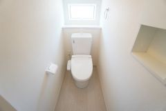 温水洗浄機付トイレです。節水機能もあるので、安心して使えますね。もちろん、1階2階の2ヶ所にトイレがあるので、忙しい朝にもゆとりができますね。