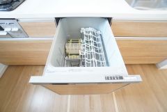 食事の後の手間を解消する食器洗い乾燥機付。冬場の洗い物で手荒れの悩みもなくなります。手洗いよりも節約できて便利。