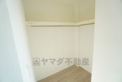 寝室にはハンガーパイプ付きのウォークインクローゼットが設けられています。たっぷり収納できるので衣替えの心配もいりませんね＾＾