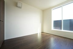 住む人のこだわりを活かす洋室。日当たりがよく、寝室としての利用もおすすめ。広めのクローゼットには荷物をすっきり片付けられ、ゆとりのある暮らしが出来ます＾＾