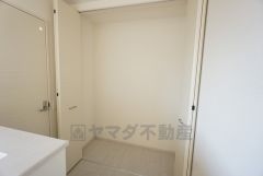 2階ホールには広々としたクローゼットが設けられています＾＾季節物の衣類や趣味の道具、大きめのスーツケースなどもすっきりと収納出来ます＾＾