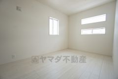 5.5帖。2面採光を確保した明るい室内は、風通しも良く、大変居心地の良い空間となっております。