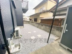 お庭付き＾＾日光浴やガーデニングはもちろん、お子さまの外遊びの場としても＾＾ あると便利な外水栓付き。ガーデニングに、洗車に、泥遊びやペットの散歩の後に。