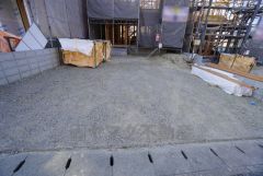 駐車スペースは並列3台分。