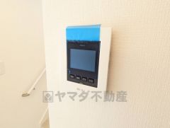 防犯はもちろん、セールスマン対策にもなるモニター付きインターホンです。 来訪者の顔が見えるので安心ですね＾＾