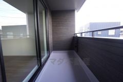 広々としたバルコニー。 天気のいい日にはお布団もまとめて干せそうですね＾＾