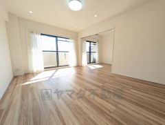 大きな掃き出し窓のあるリビングは、陽光あふれる明るい空間です。 ゆったりと寛げる憩いの場となりそうです＾＾