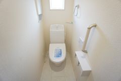 1階2階の2ヶ所にトイレがありますので、忙しい朝にも家族に気を使わず、ゆとりが生まれますね＾＾ 小窓付きで換気する時に便利です＾＾