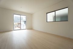 大きな窓のあるリビングは、陽光あふれる明るい空間です。約16帖の大空間で毎日のお食事が楽しみです。