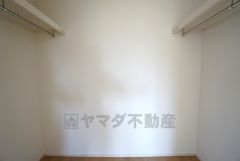 収納力豊富なウォークインクローゼット付き。洋服や小物などを1箇所にまとめて美しい収納を実現します。