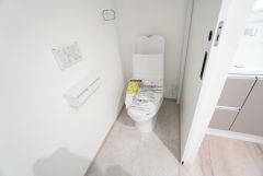 清潔感のある使い勝手の良いトイレで、毎日気持ちよくお使いいただけます。温水洗浄便座付きで、季節を問わず快適にご利用いただけます＾＾
