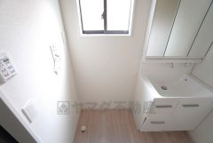 ランドリースペース上部には窓も付いており換気に便利です＾＾