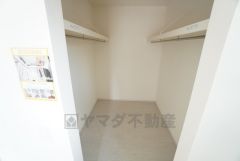 寝室にはハンガーパイプ付きのウォークインクローゼットが設けられています。たっぷり収納できるので衣替えの心配もいりませんね＾＾
