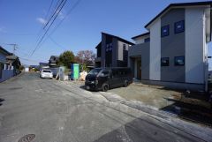 西側約4.8ｍ～6ｍの公道に面しています。