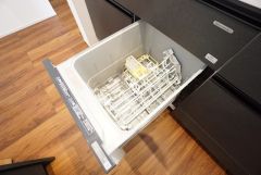 炊事時間を大幅に短縮できる食器洗浄乾燥機付き＾＾食器を洗う手間が減るので家族とのコミュニケーションの時間や自分の時間が増えますね。