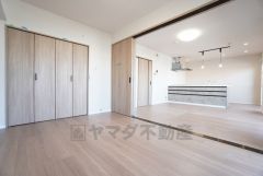 リビング隣には5.4帖の洋室を完備。広々としたクローゼット付きです＾＾