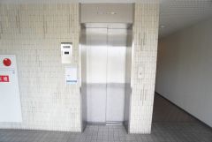 エレベーター完備で、毎日の移動もスムーズ。重い荷物やベビーカーの利用も安心です。買い物帰りなどに、上階でもラクに移動できますね＾＾