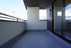 幅広のインナーバルコニーは多少の雨でも洗濯物を守ってくれ、家事を助けてくれること間違いなし。眩しすぎる日差しも和らげます。