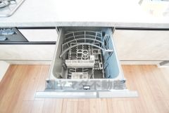 炊事時間を大幅に短縮できる食器洗浄乾燥機付き＾＾食器を洗う手間が減るので家族とのコミュニケーションの時間や自分の時間が増えますね。