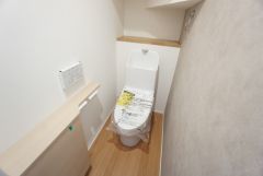 温水洗浄機付トイレです。節水機能もあるので、安心して使えますね。もちろん、1階2階の2ヶ所にトイレがあるので、忙しい朝にもゆとりができますね。