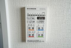 同仕様写真。浴室暖房乾燥機付き。天候に左右されず、いつでも好きなときに洗濯物を干せるので、仕事や家事で忙しい方に重宝します。