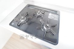 3種類の料理が同時に調理できる、3口ガスコンロ。忙しい夕食の支度時間が短縮できて効率よくお料理が楽しめます。