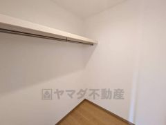 寝室にはハンガーパイプ付きの納戸が設けられています。たっぷり収納できるので衣替えの心配もいりませんね＾＾ その他全居室収納付き＾＾ 