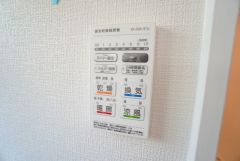 浴室暖房乾燥機には、暖房、乾燥、涼風、換気の4つの機能が付いています。タイマー付きです。換気・雨の日の洗濯も安心です＾＾