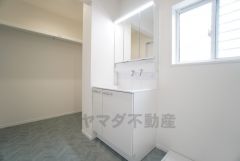 三面鏡裏収納付き洗面化粧台です＾＾洗面化粧台横には衣類やタオルの収納スペースを確保。ランドリースペース上部には窓も付いており換気に便利です＾＾